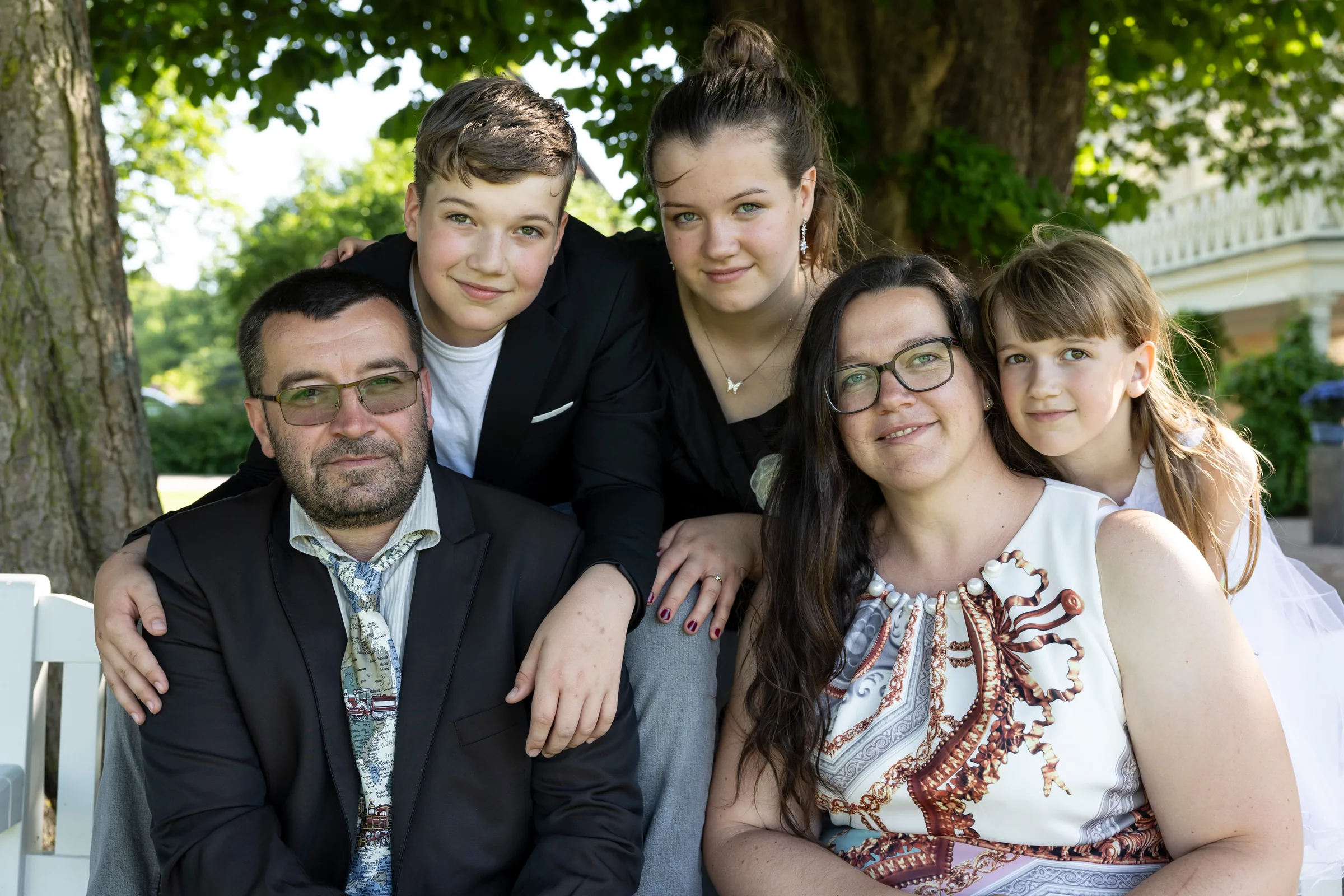 Fünfköpfige Familie beim Shooting unter einem Baum