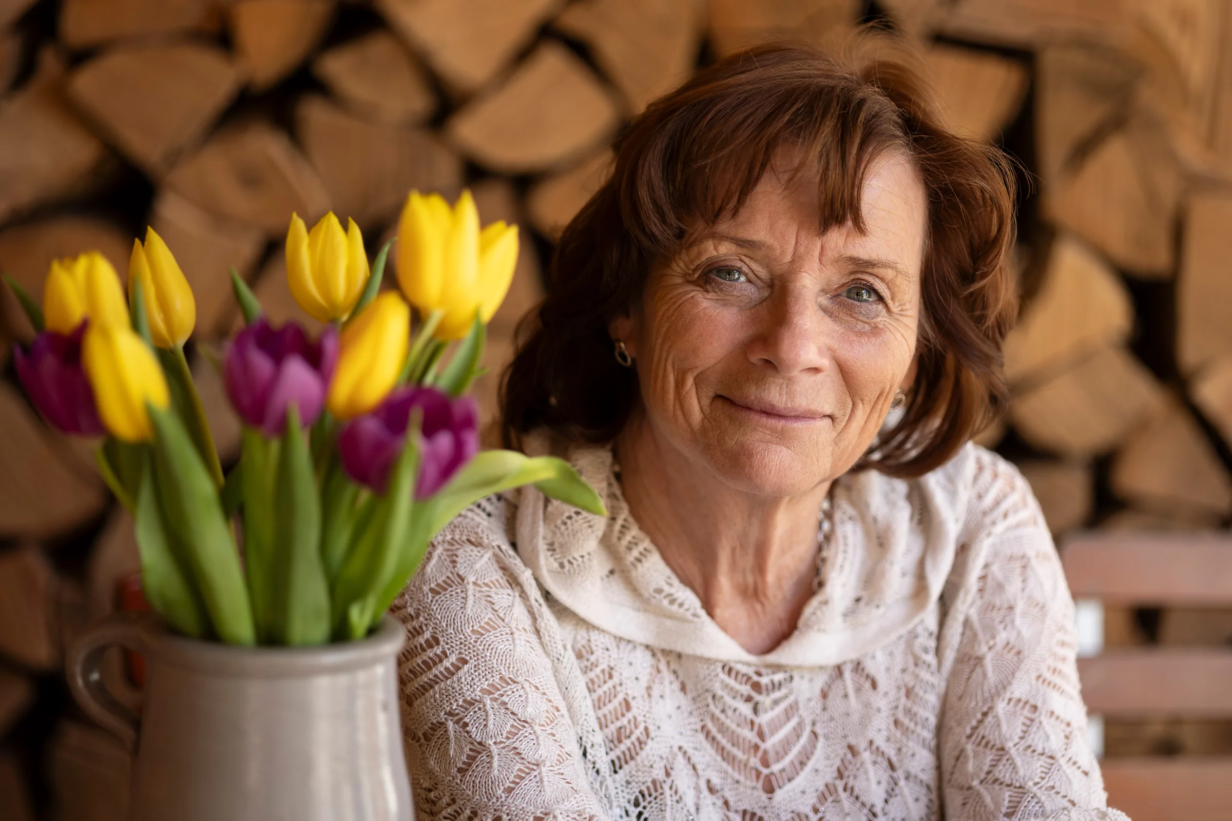 Porträt einer Frau mit gelben und lila Tulpen