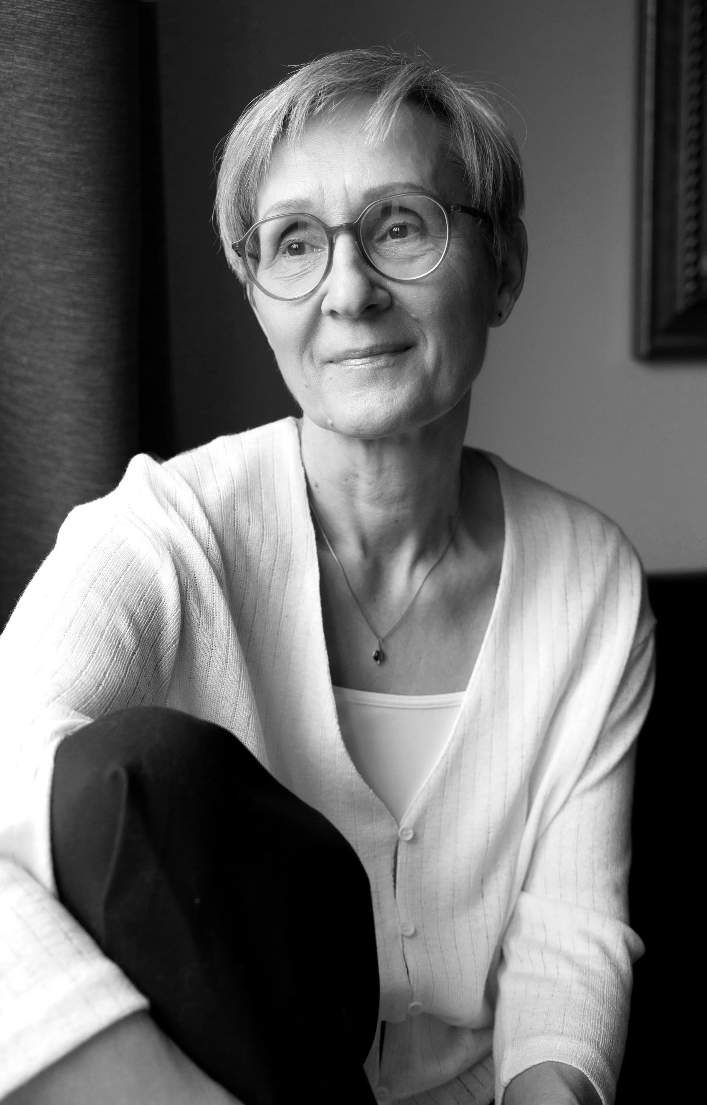 Porträt einer Frau mit Brille, Schwarzweiß
